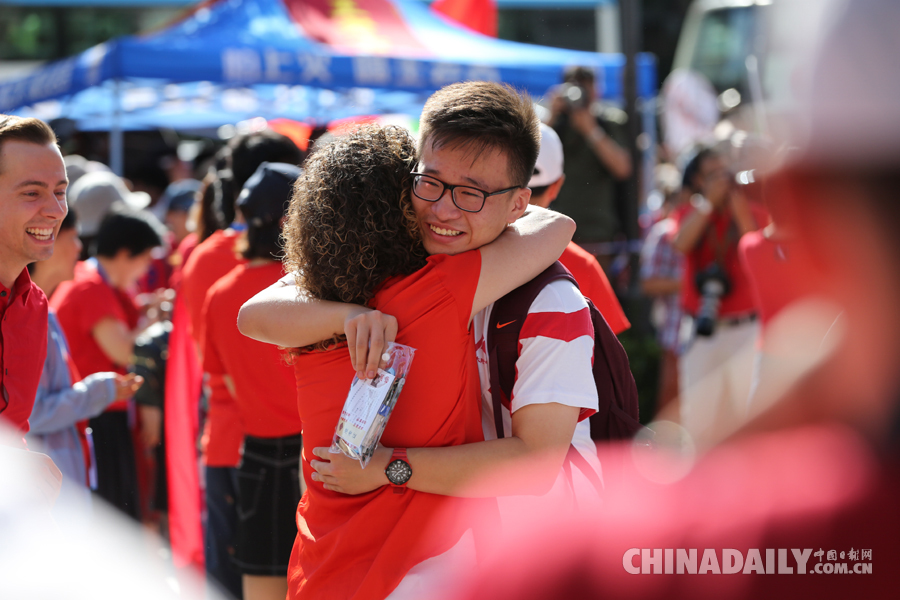 2018高考拉開帷幕 考生陸續進入考場