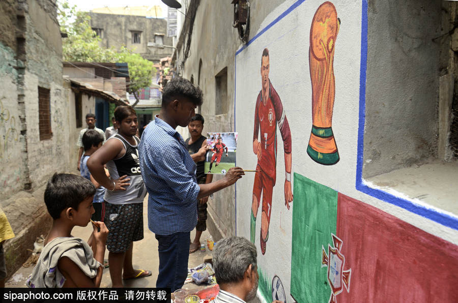 印度藝術家創作涂鴉迎接2018世界杯到來