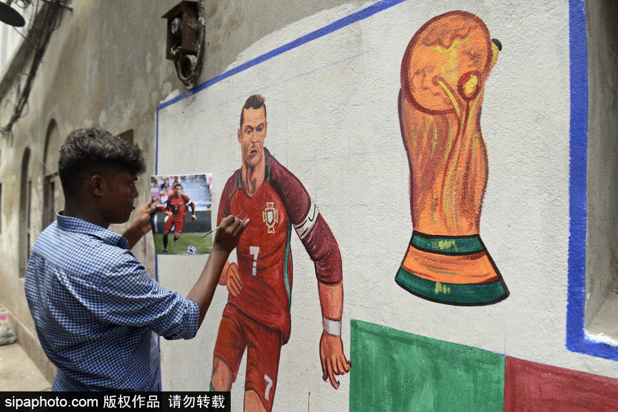印度藝術家創作涂鴉迎接2018世界杯到來