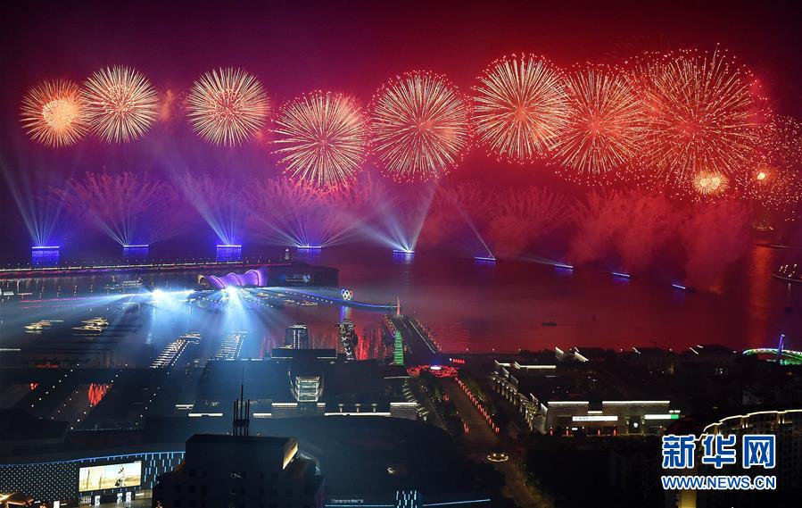燈光焰火藝術表演在青島舉行