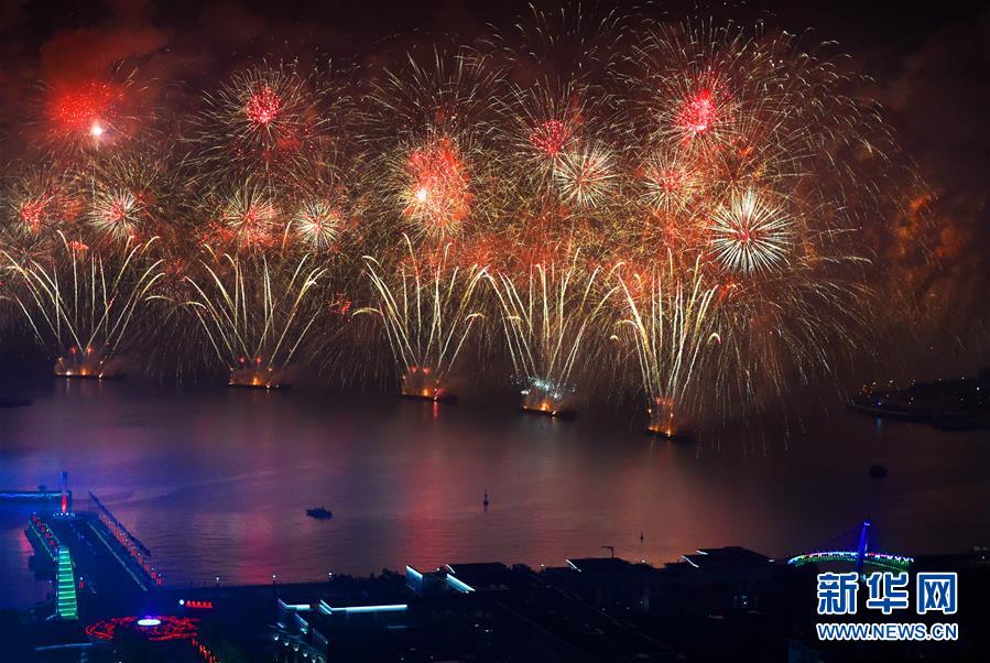 燈光焰火藝術表演在青島舉行