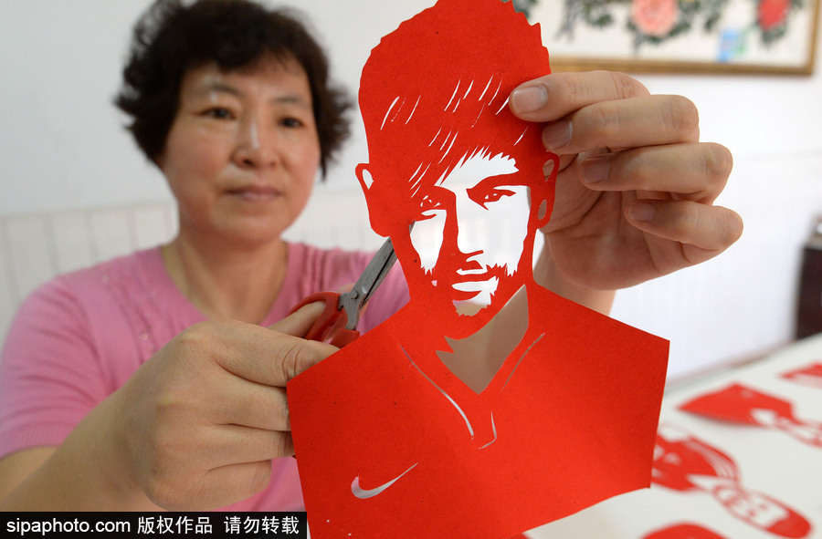 栩栩如生！河北阿姨巧手剪出世界杯球星
