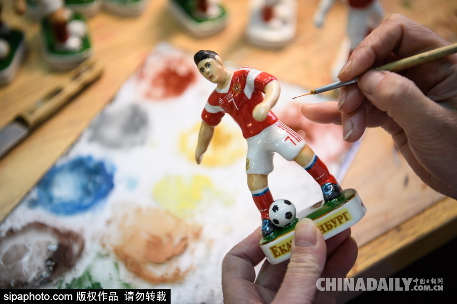世界杯周邊產(chǎn)品誕生記 探訪俄羅斯陶瓷紀念品加工廠