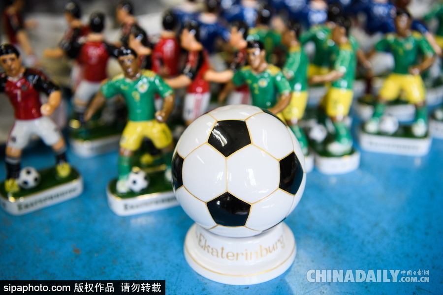 世界杯周邊產品誕生記 探訪俄羅斯陶瓷紀念品加工廠