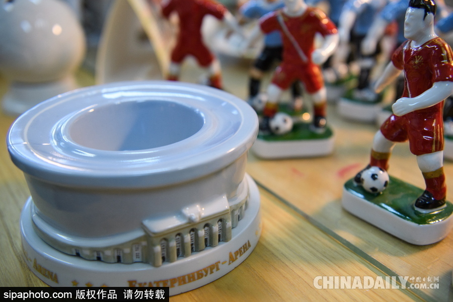 世界杯周邊產品誕生記 探訪俄羅斯陶瓷紀念品加工廠