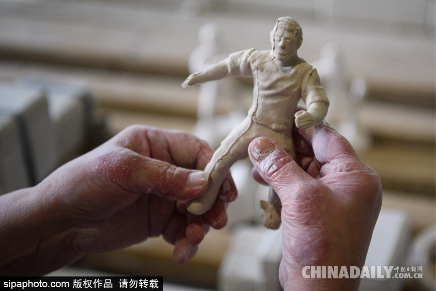 世界杯周邊產品誕生記 探訪俄羅斯陶瓷紀念品加工廠