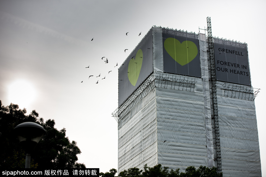 倫敦格倫費爾塔火災一周年紀念日 民眾自發聚集悼念遇難者