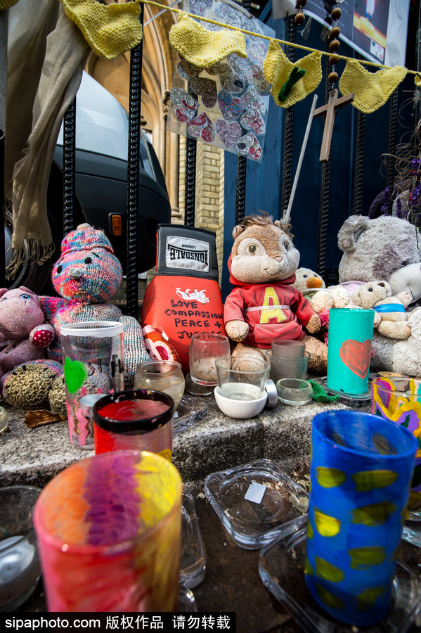 倫敦格倫費爾塔火災一周年紀念日 民眾自發聚集悼念遇難者