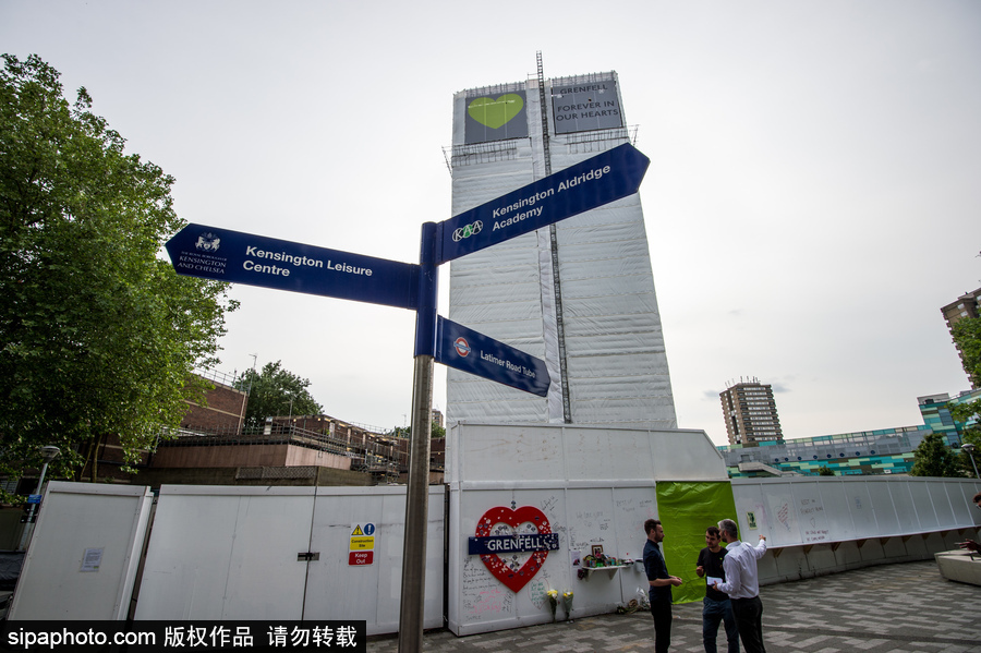 倫敦格倫費爾塔火災(zāi)一周年紀(jì)念日 民眾自發(fā)聚集悼念遇難者