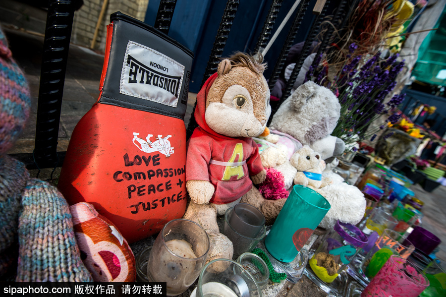 倫敦格倫費爾塔火災一周年紀念日 民眾自發聚集悼念遇難者