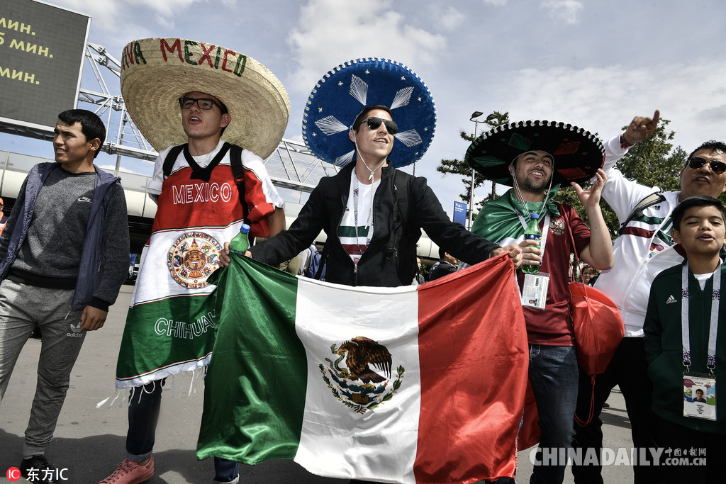 俄羅斯世界杯揭幕戰開踢在即 盧日尼基體育場外聚集大批球迷