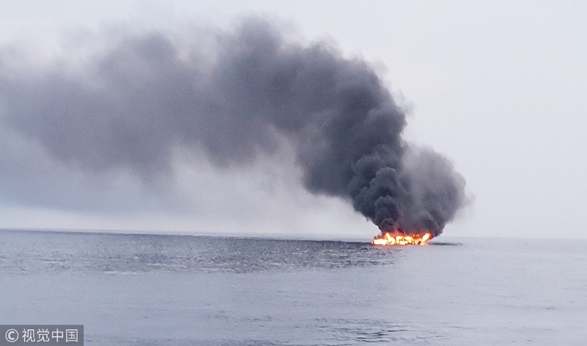 韓國一漁船在濟(jì)州海域著火 船身被大火吞噬