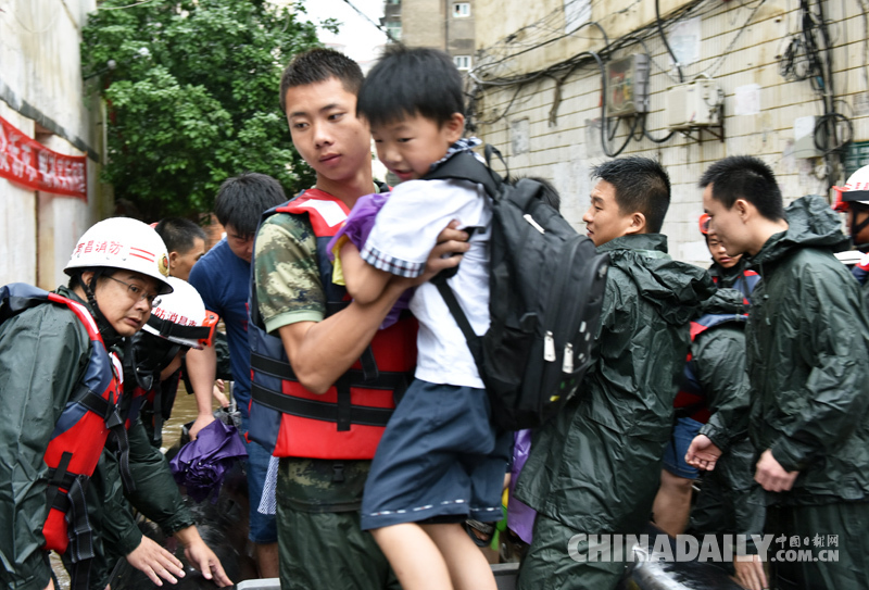 江西進賢暴雨致嚴重內澇 皮劃艇解救92名被困人員