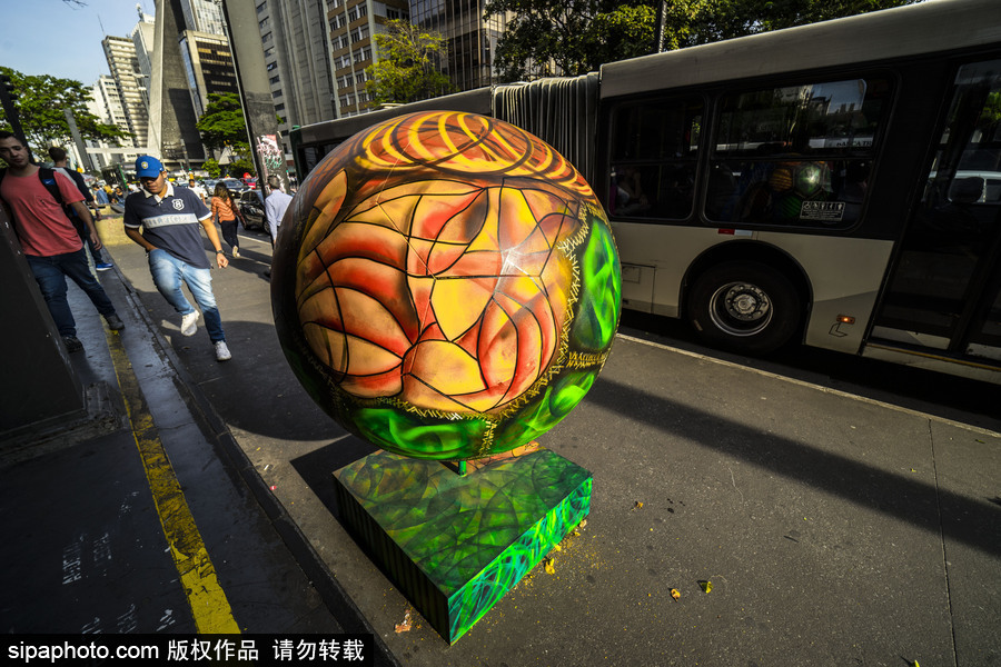足球也是藝術(shù)品 巴西圣保羅街頭“足球大游行”色彩繽紛