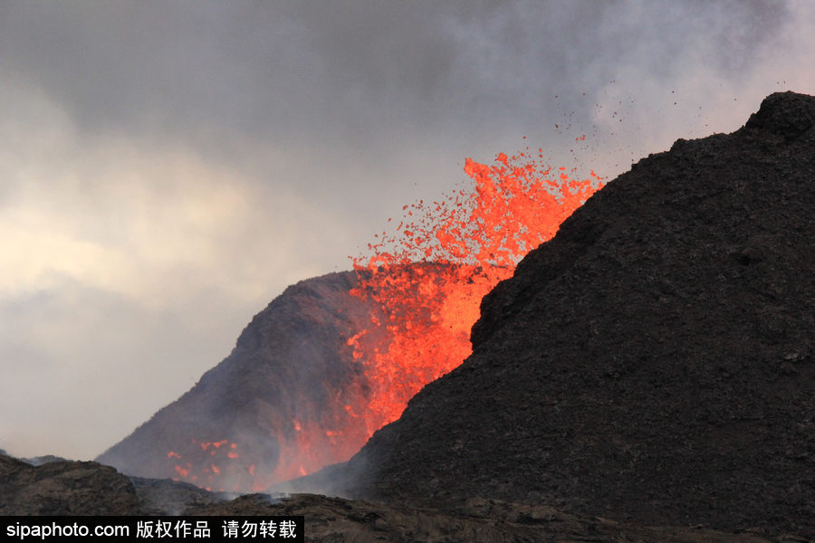 美國基拉韋厄火山持續活躍 巖漿流動似火龍