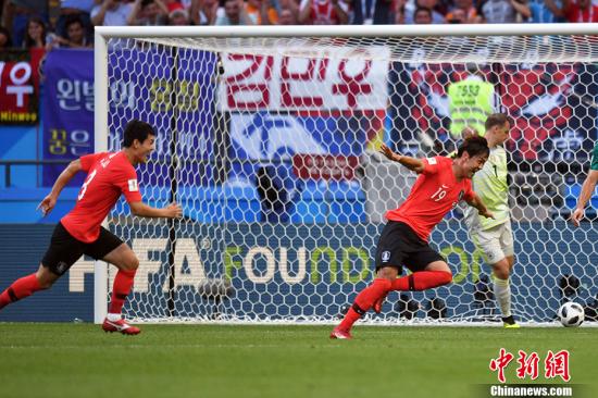 俄羅斯世界杯韓國(guó)2:0完勝德國(guó)隊(duì)。圖為韓國(guó)隊(duì)金英權(quán)打入進(jìn)球瞬間。 <a target='_blank' href='http://www.chinanews.com/'><p align=