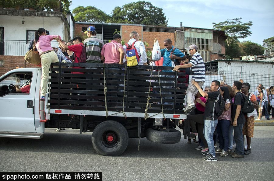 委內(nèi)瑞拉公共交通滯后 民眾乘“掛票”車出行