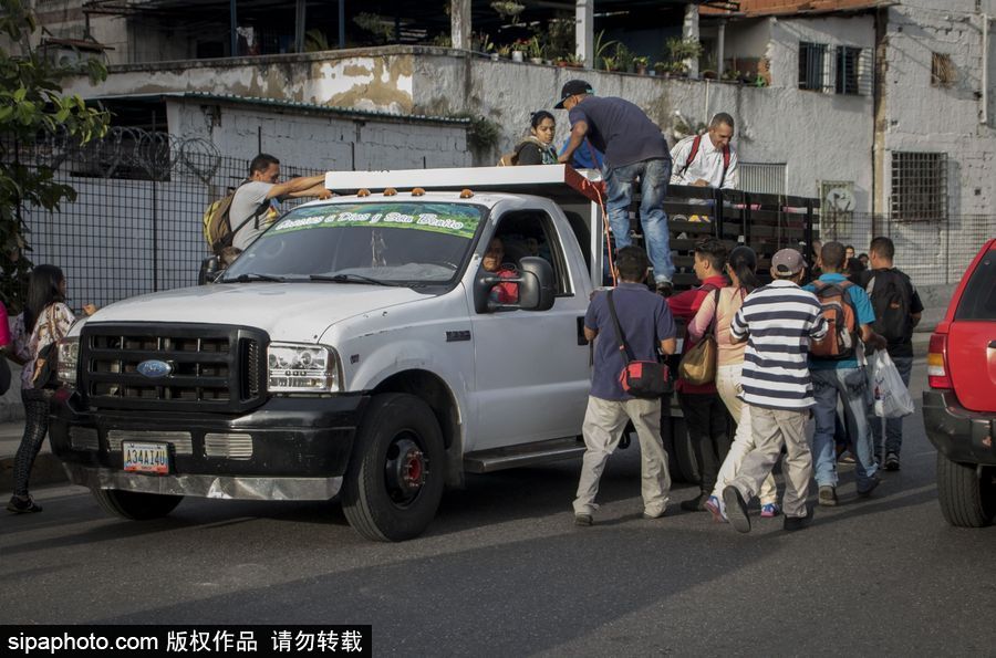 委內(nèi)瑞拉公共交通滯后 民眾乘“掛票”車出行