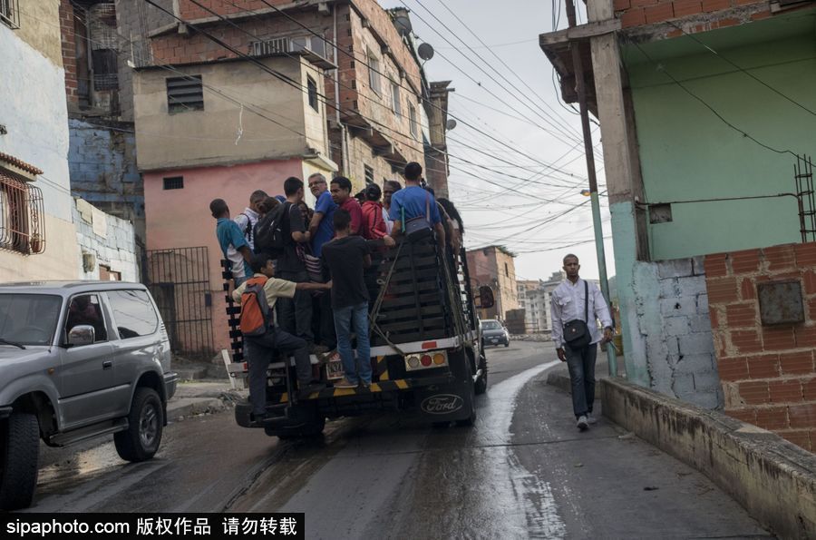 委內瑞拉公共交通滯后 民眾乘“掛票”車出行