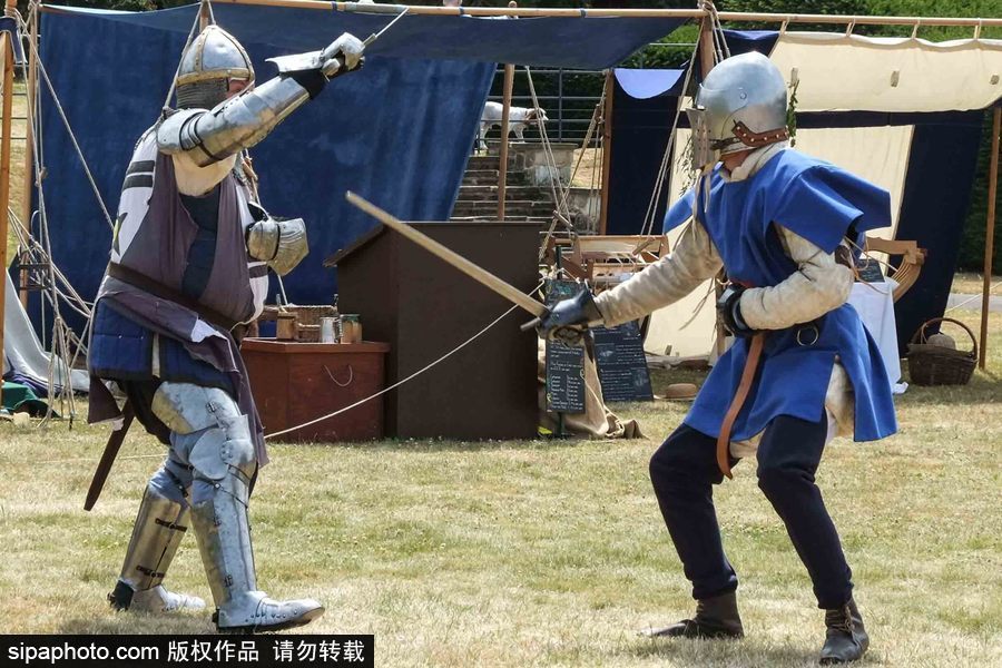 英國倫敦一公園上演“中世紀(jì)戰(zhàn)爭” 似穿越回冷兵器時(shí)代