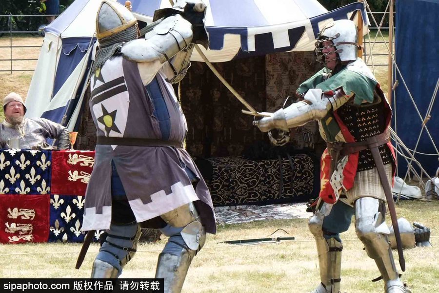 英國倫敦一公園上演“中世紀戰爭” 似穿越回冷兵器時代