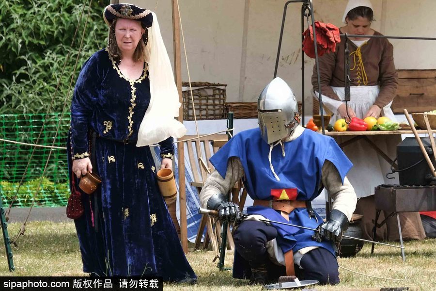 英國倫敦一公園上演“中世紀戰爭” 似穿越回冷兵器時代