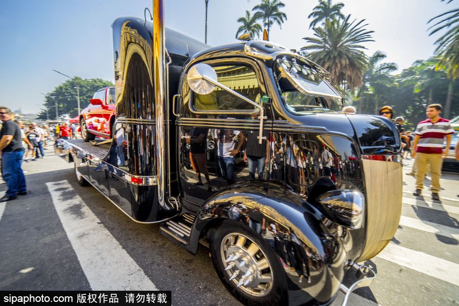 閃閃發(fā)光的復(fù)古時尚 巴西圣保羅舉行老爺車大“集會”