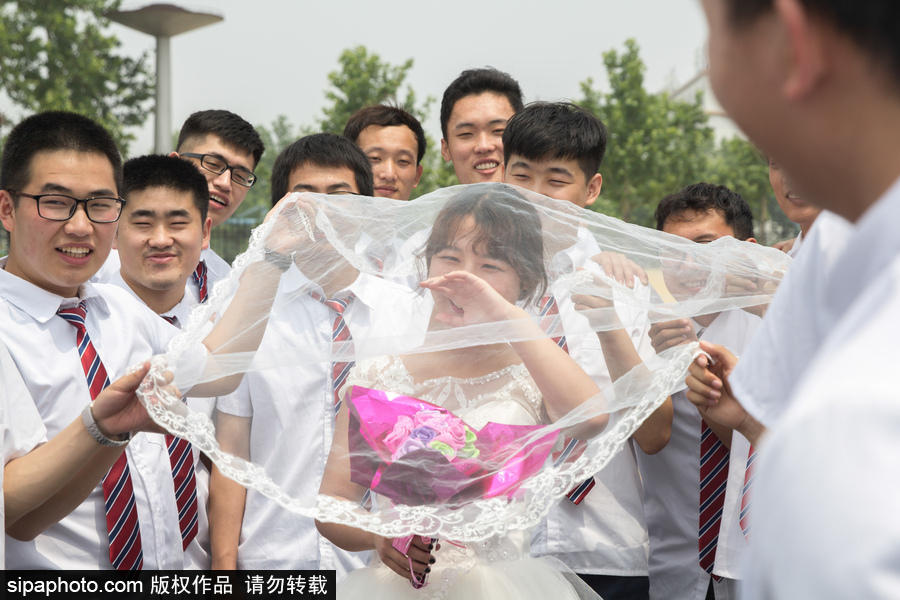 青春不過(guò)幾次畢業(yè)照 盤點(diǎn)畢業(yè)季“大型cos現(xiàn)場(chǎng)”