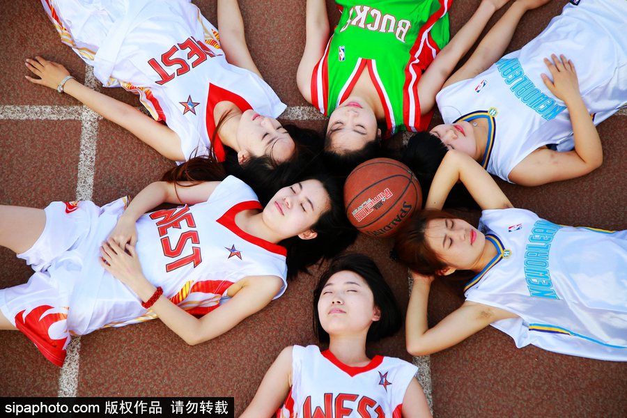 青春不過幾次畢業照 盤點畢業季“大型cos現場”