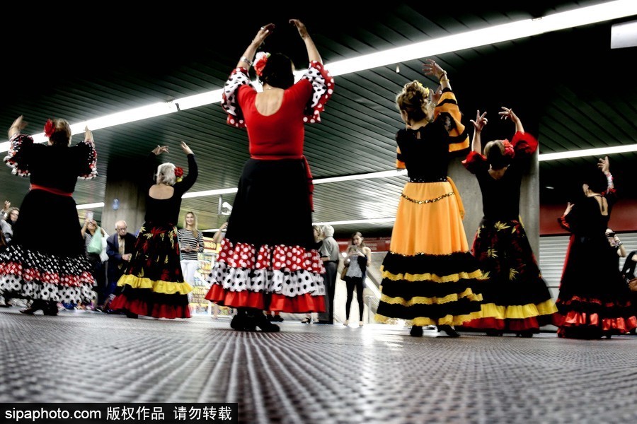 到哪都有“廣場(chǎng)舞” 西班牙老人巴西地鐵站表演精神矍鑠