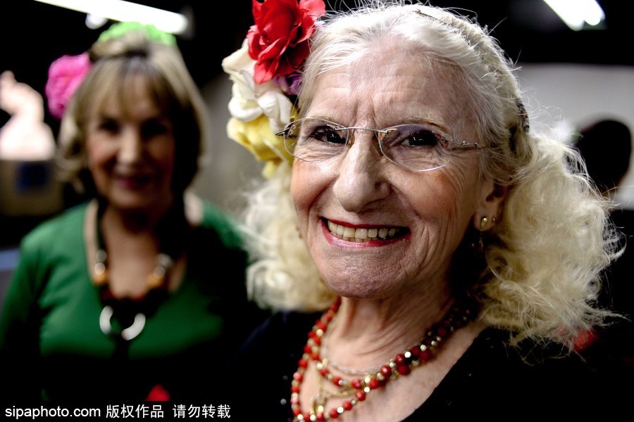 到哪都有“廣場舞” 西班牙老人巴西地鐵站表演精神矍鑠