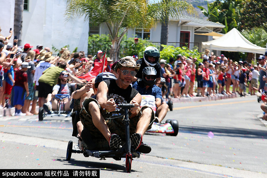 成年人也瘋狂！美國圣克萊門特居民舉辦驅(qū)動(dòng)式辦公椅比賽