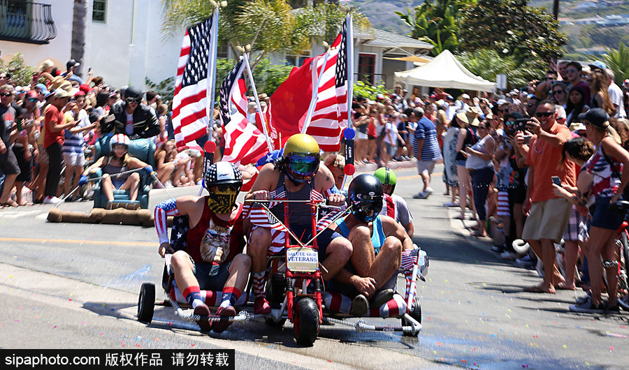 成年人也瘋狂！美國圣克萊門特居民舉辦驅動式辦公椅比賽