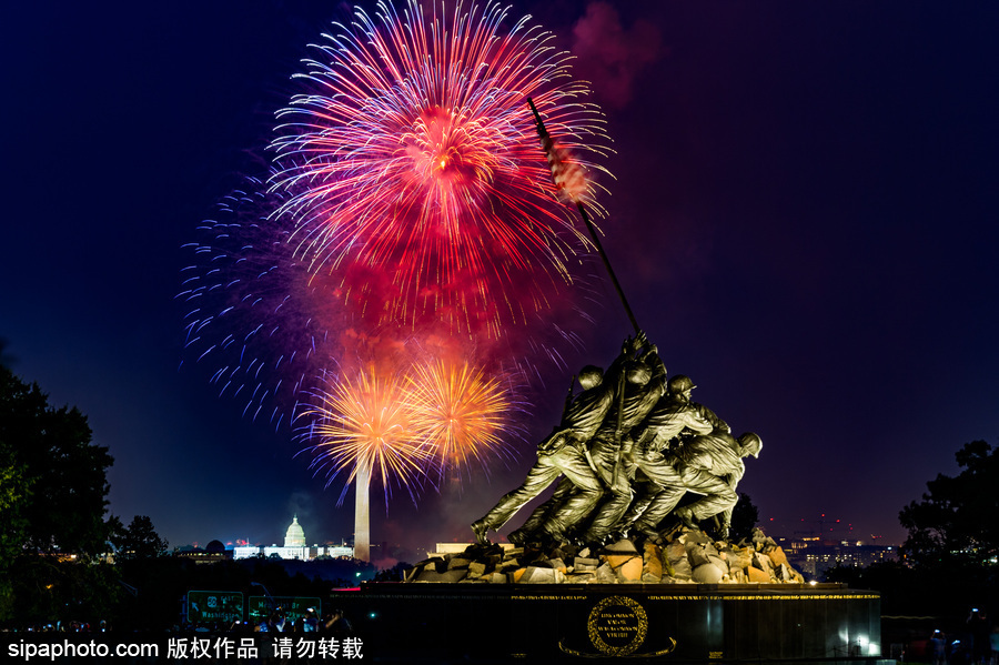 華盛頓獨(dú)立日當(dāng)天上演震撼煙花秀 流光四溢璀璨唯美