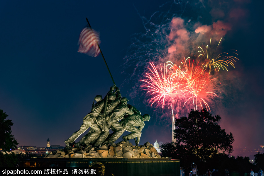 華盛頓獨(dú)立日當(dāng)天上演震撼煙花秀 流光四溢璀璨唯美