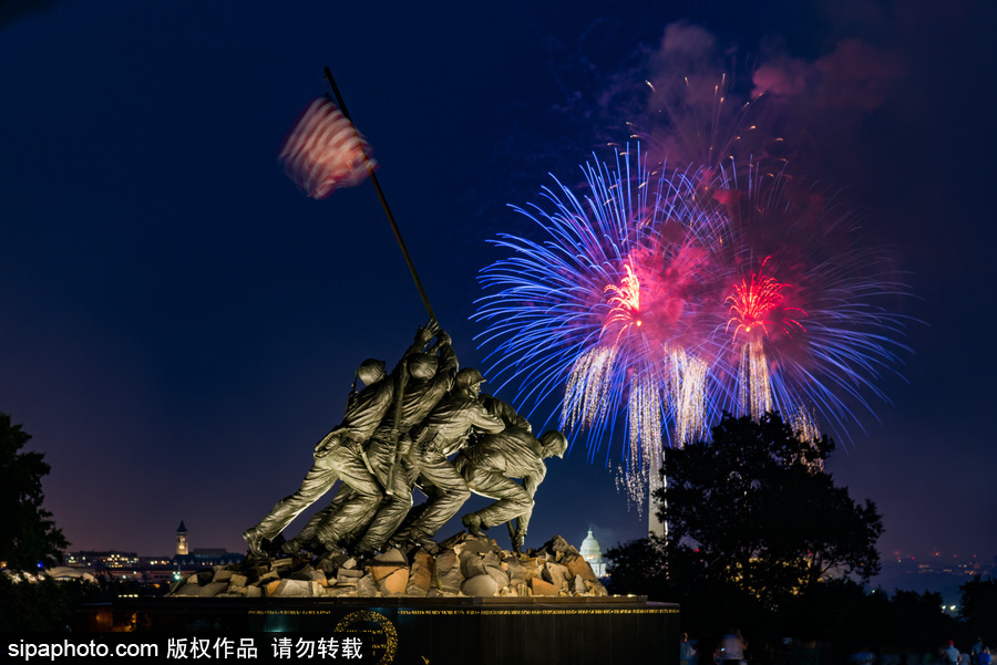 華盛頓獨(dú)立日當(dāng)天上演震撼煙花秀 流光四溢璀璨唯美