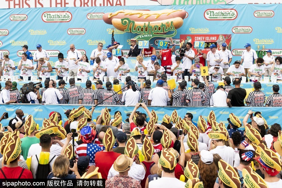 紐約布魯克林國(guó)際吃熱狗大賽落幕 選手破紀(jì)錄食量驚人