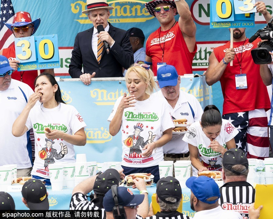 紐約布魯克林國際吃熱狗大賽落幕 選手破紀錄食量驚人