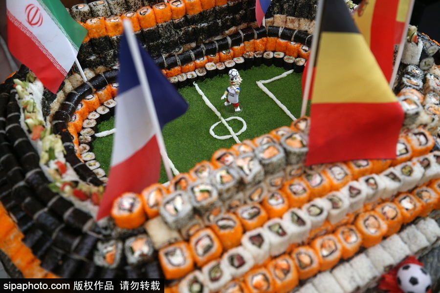 俄羅斯一餐廳推出“吃貨”球場(chǎng) 6000個(gè)壽司打造助陣戰(zhàn)斗民族