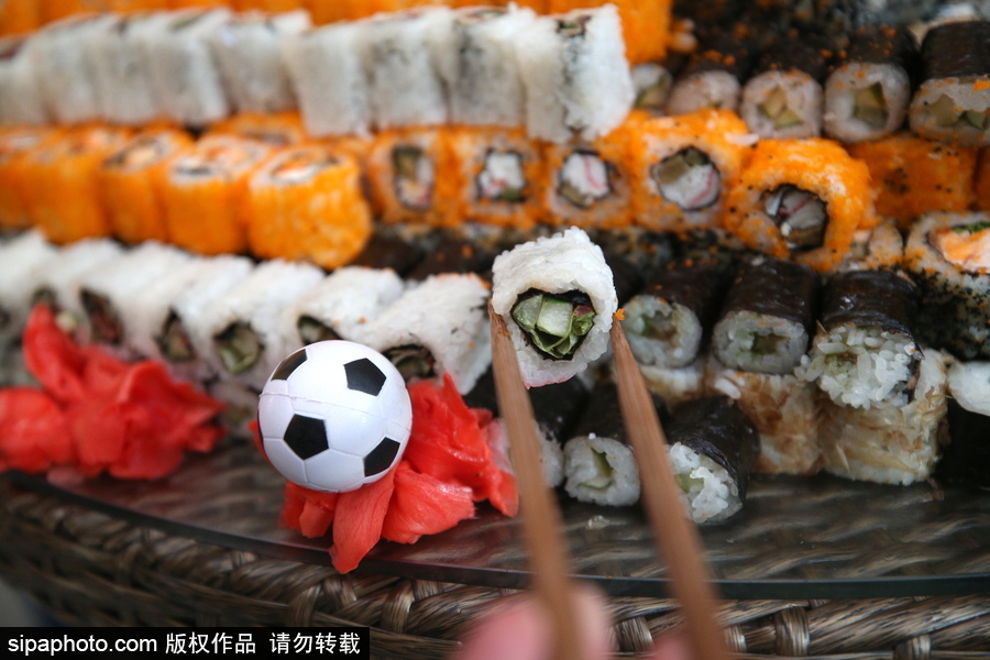 俄羅斯一餐廳推出“吃貨”球場 6000個壽司打造助陣戰斗民族