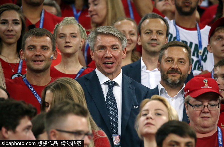 世界杯現(xiàn)場連起一片“紅海” 俄羅斯和克羅地亞舉行感謝志愿者儀式