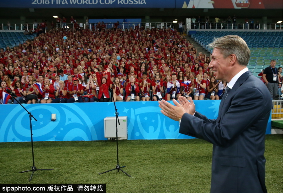 世界杯現場連起一片“紅海” 俄羅斯和克羅地亞舉行感謝志愿者儀式