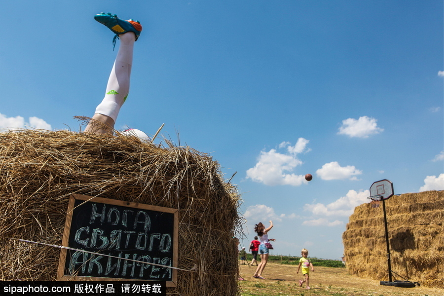 腦洞太奇特了！俄羅斯一農(nóng)場現(xiàn)國家隊(duì)門將左腳雕塑