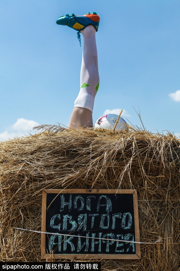 腦洞太奇特了！俄羅斯一農(nóng)場(chǎng)現(xiàn)國(guó)家隊(duì)門(mén)將左腳雕塑