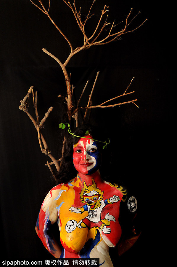 體育和藝術(shù)的完美結(jié)合！印度球迷將身體當(dāng)畫布繪上世界杯吉祥物