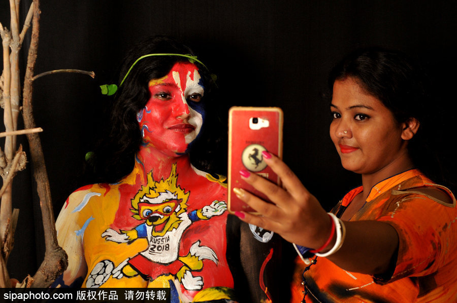 體育和藝術的完美結合！印度球迷將身體當畫布繪上世界杯吉祥物