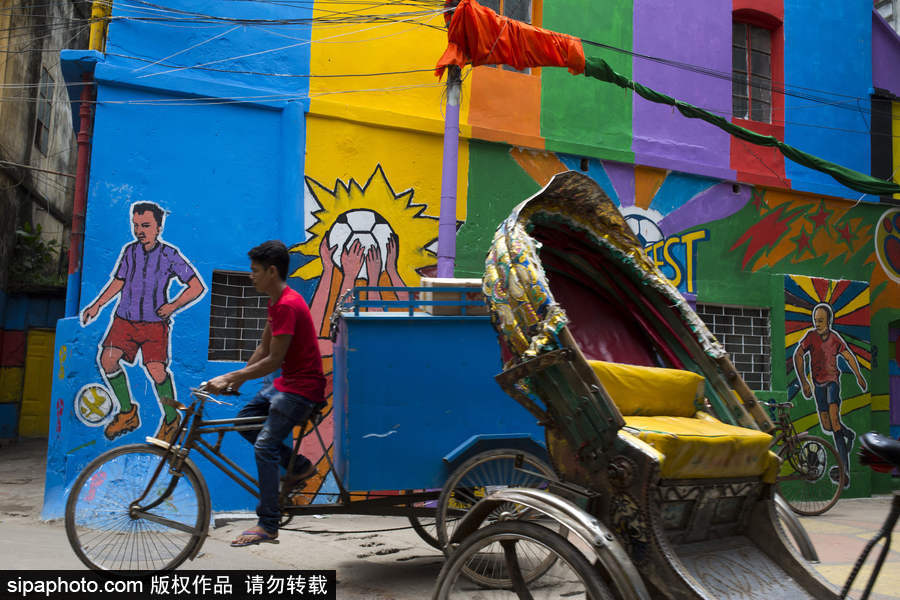 孟加拉國達卡街頭現世界杯主題壁畫 色彩繽紛氛圍濃厚