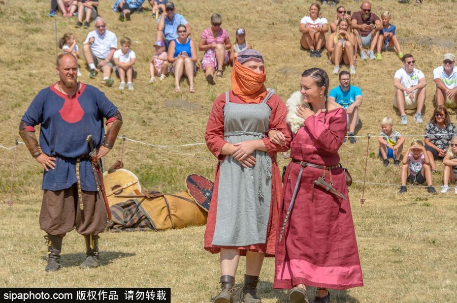 再現維京時代盛況 瑞典民眾身著古代服飾表演似穿越