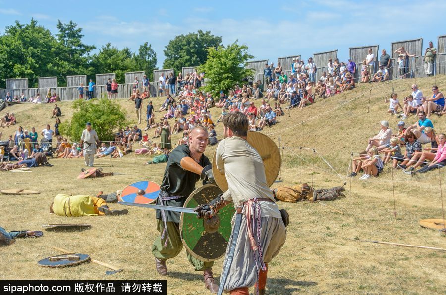 再現(xiàn)維京時(shí)代盛況 瑞典民眾身著古代服飾表演似穿越
