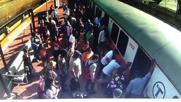 美國女子腿卡站臺，哭求別叫救護車，美國醫療費到底有多貴？